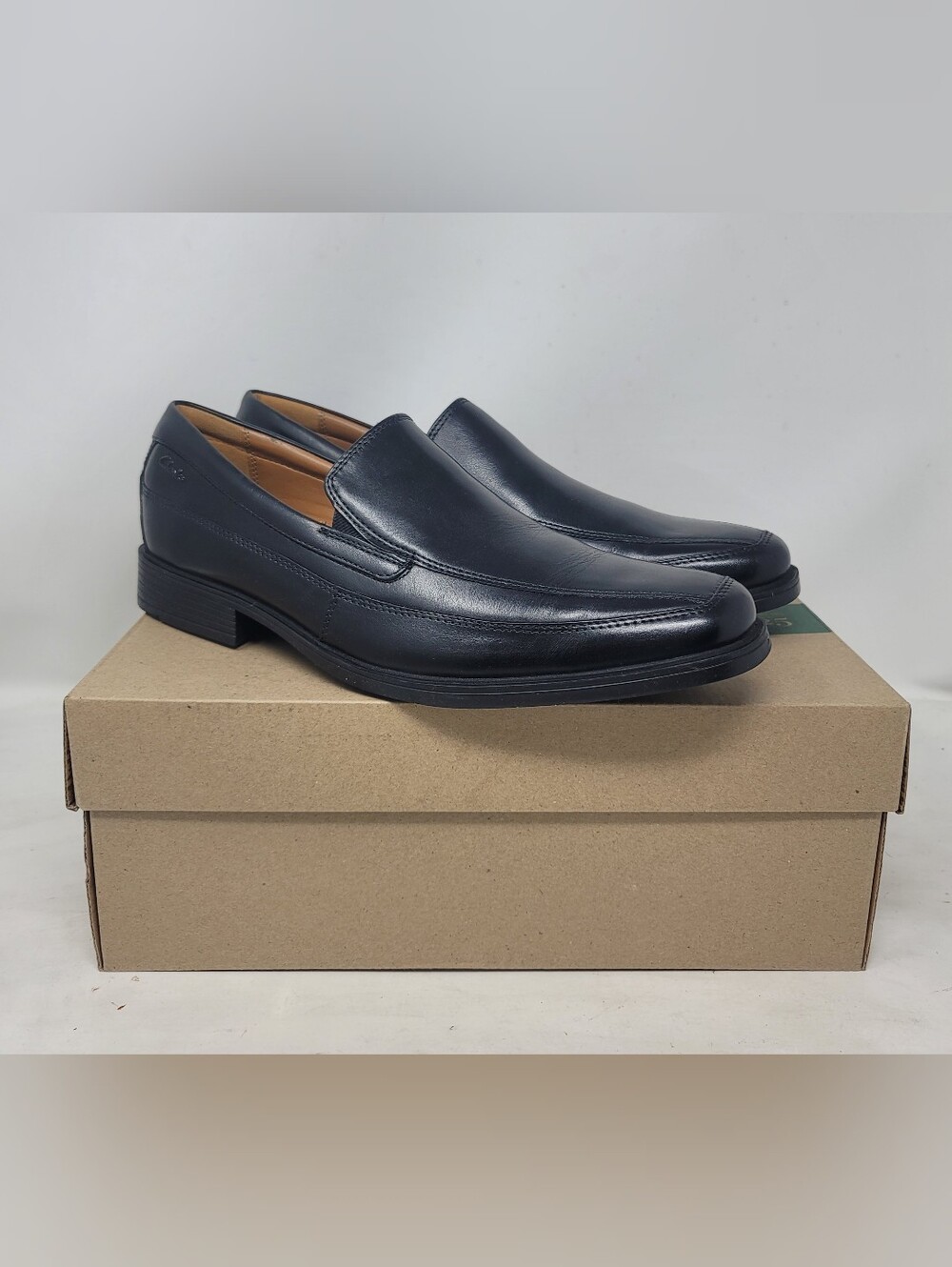 NIB Clarks Men's Tilden Free Black Leather Slip On Cushioned Loafers Shoes 11 M